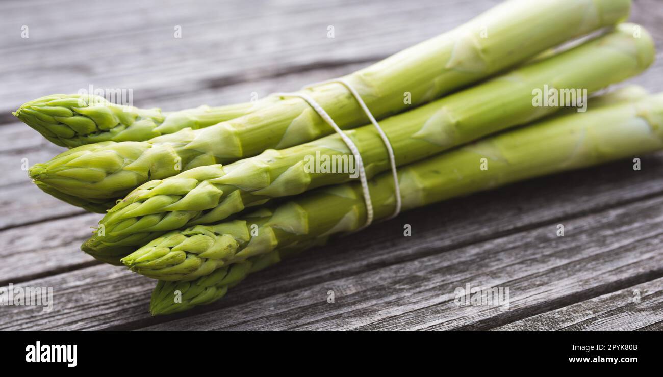 Asperges vertes sur bois gris Banque D'Images