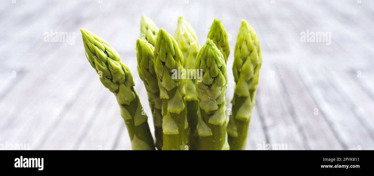 Pointes d'asperges vertes sur bois gris Banque D'Images