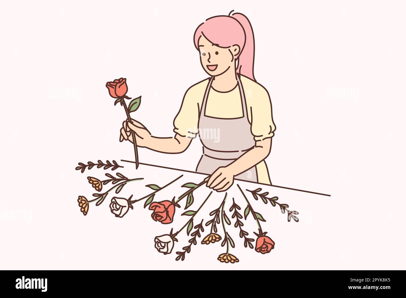 Femme fleuriste se tient près de la table avec des fleurs collectant beau bouquet pour le cadeau de mariage à la mariée. Fille en tablier travaille comme fleuriste ou est propriétaire de sma Banque D'Images