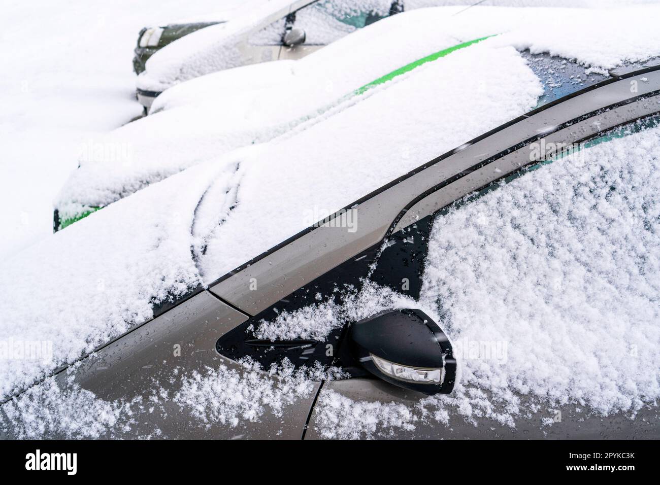 Voitures garées couvertes de neige après une tempête de neige Banque D'Images