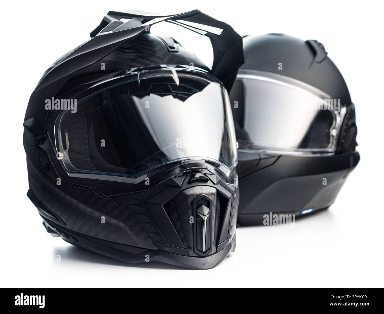 Casque de moto en carbone noir. Casque de motocross offroad avec bouclier isolé sur fond blanc. Banque D'Images