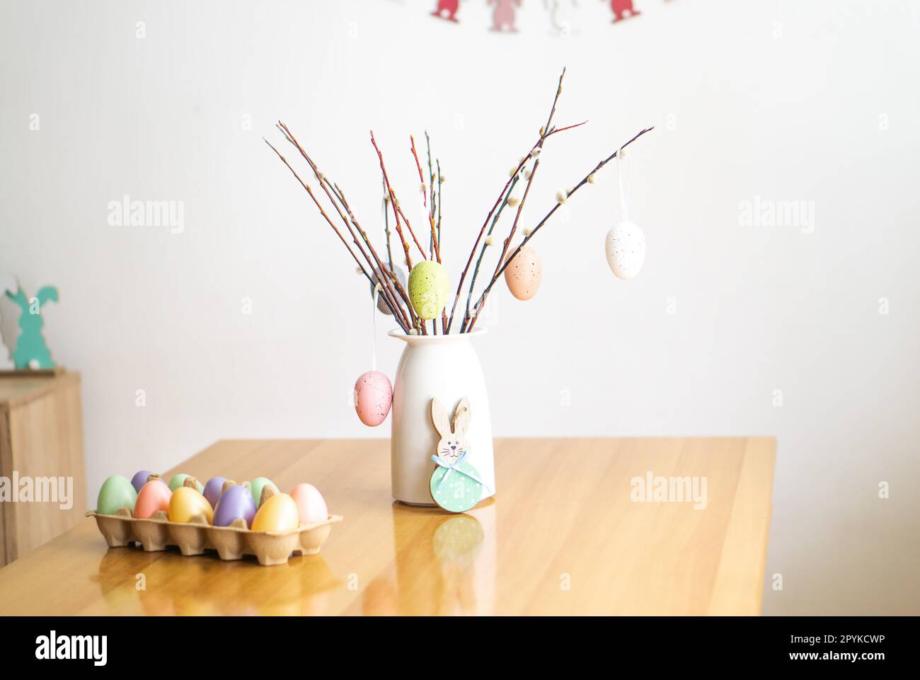 Décoration de Pâques avec un bouquet de branches de saule avec des œufs et des lapins de couleur. Joyeuses Pâques. Banque D'Images