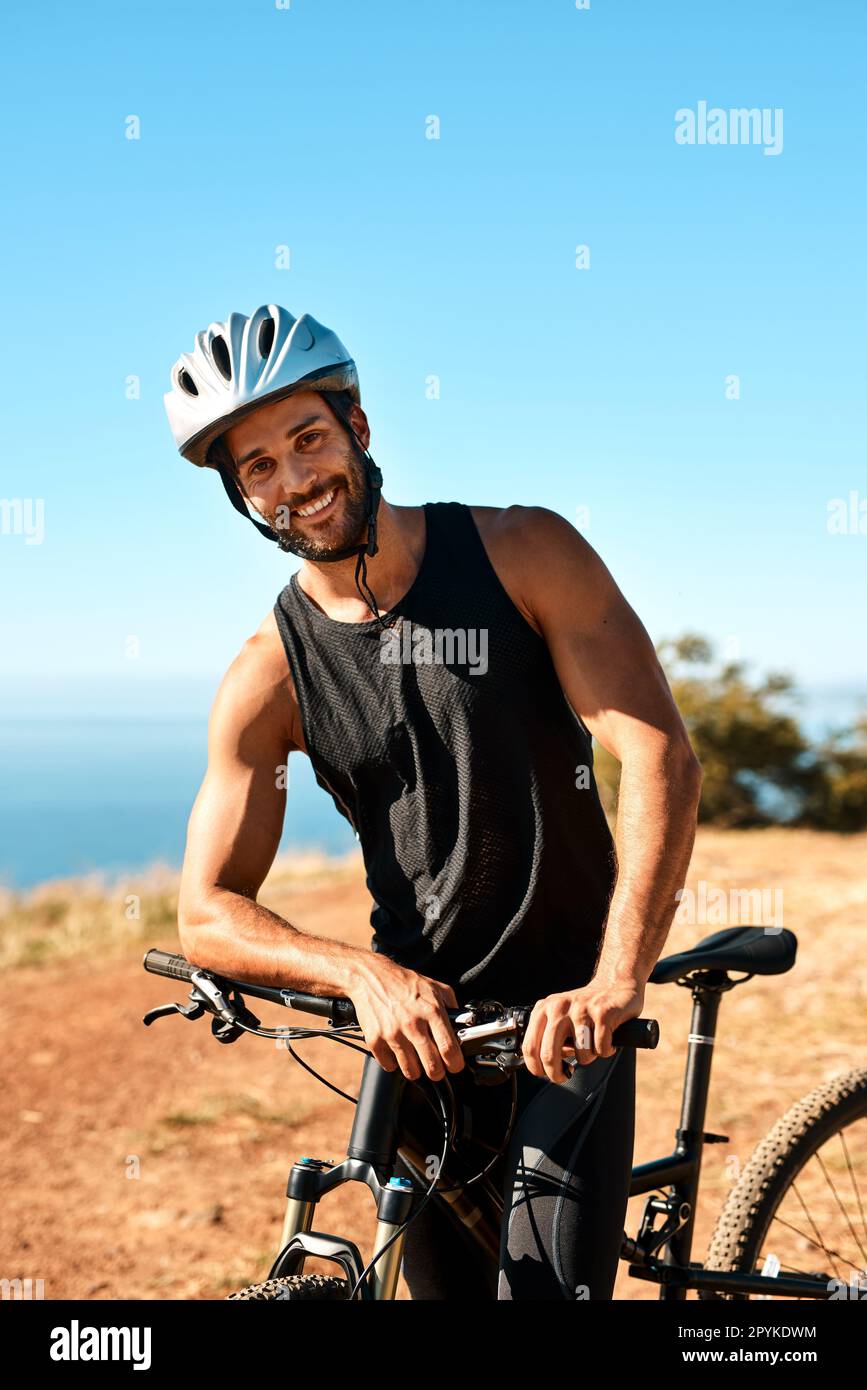 Le velo de montagne me garde en forme. Portrait court d un beau jeune cycliste pour une promenade a bord de son velo de montagne Photo Stock Alamy