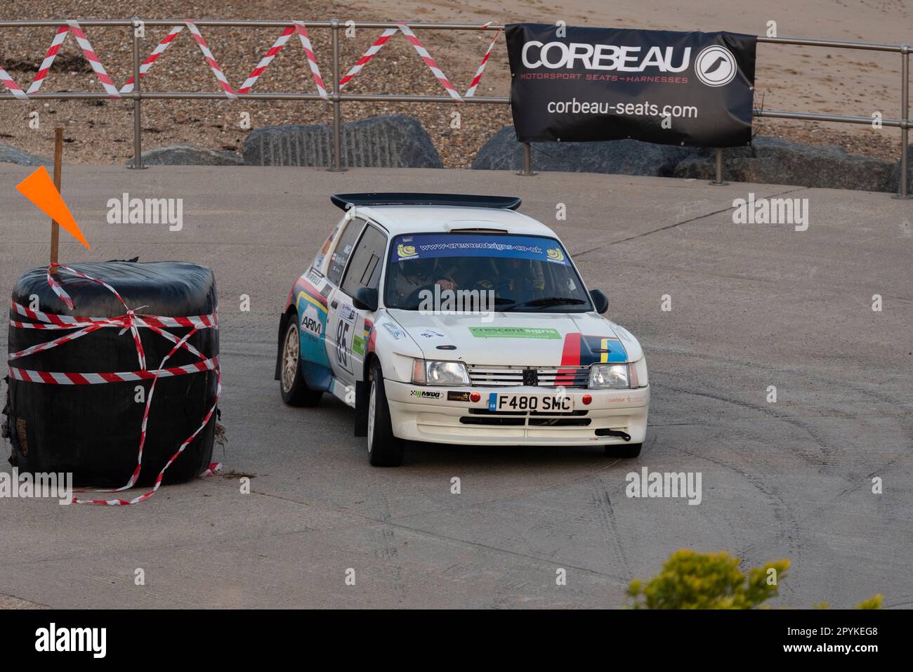 Andy Reid qui participe au rallye Corbeau d'une Peugeot 205 F2 Maxi 1989 sur le front de mer à Clacton, Essex, Royaume-Uni. Pilote CO Alex Reid Banque D'Images