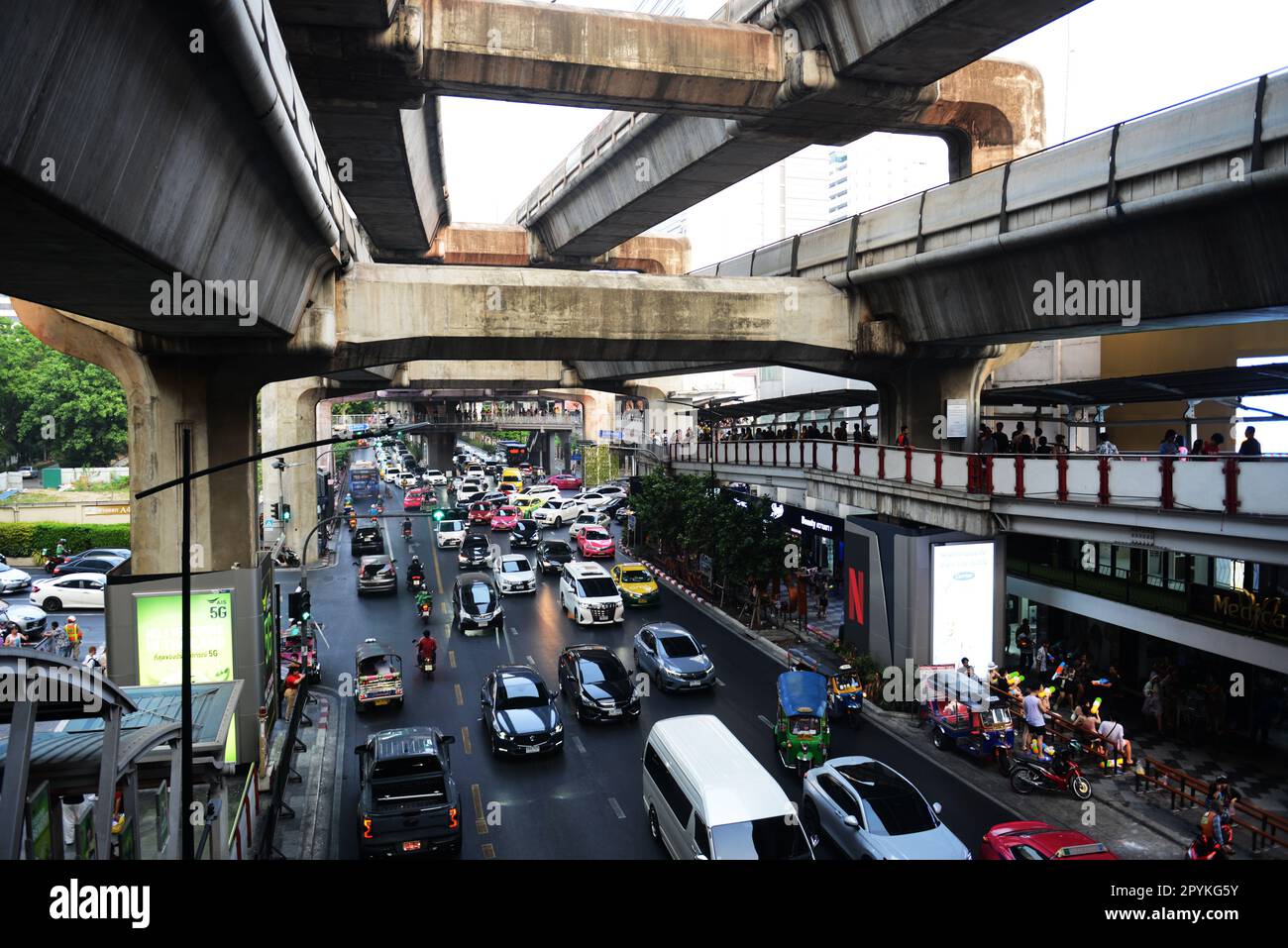 Rama I Road, très fréquentée, au centre de Bangkok, en Thaïlande. Banque D'Images