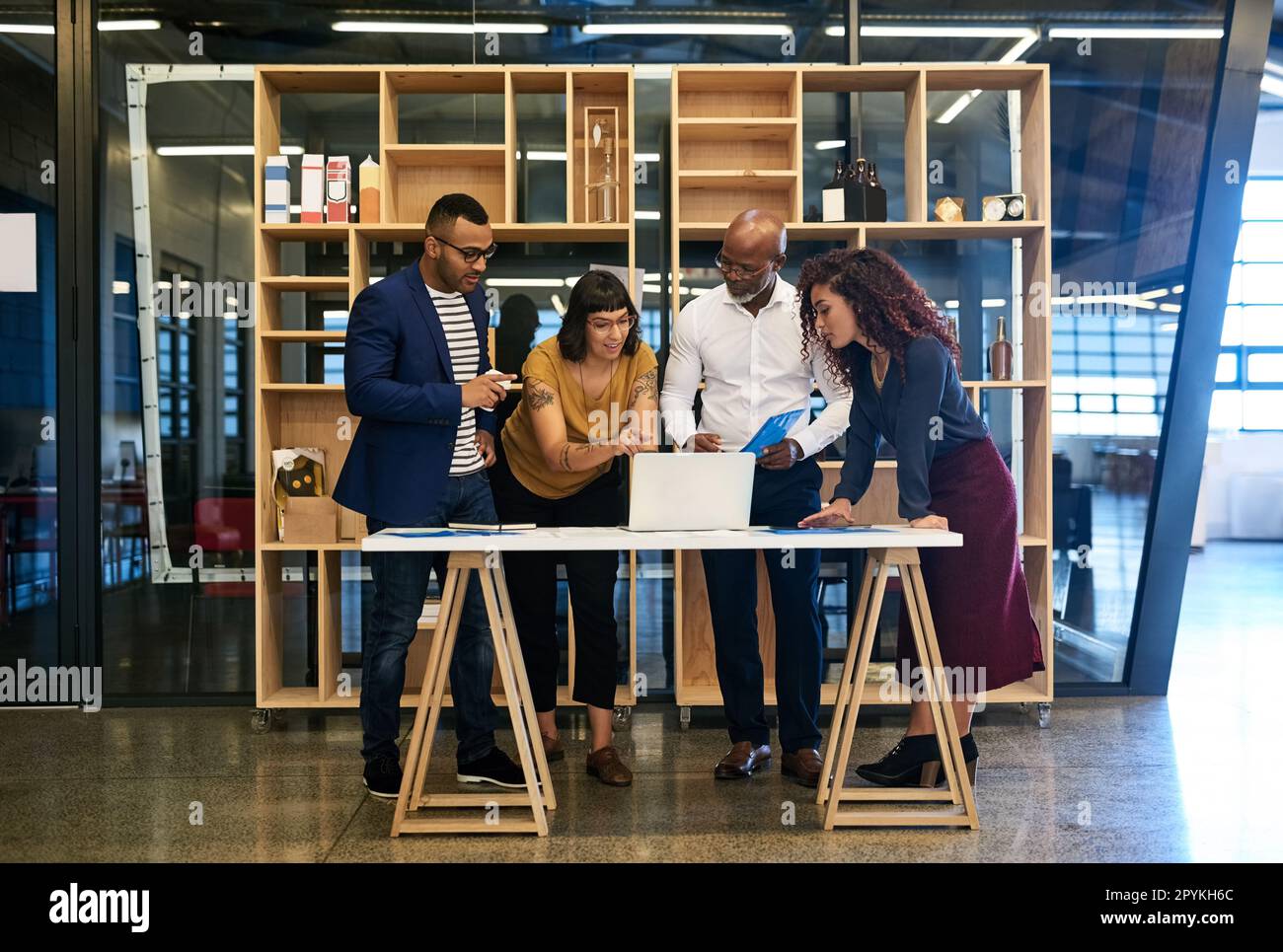 Identification des tendances actuelles. un groupe de concepteurs ayant une discussion dans un bureau moderne. Banque D'Images