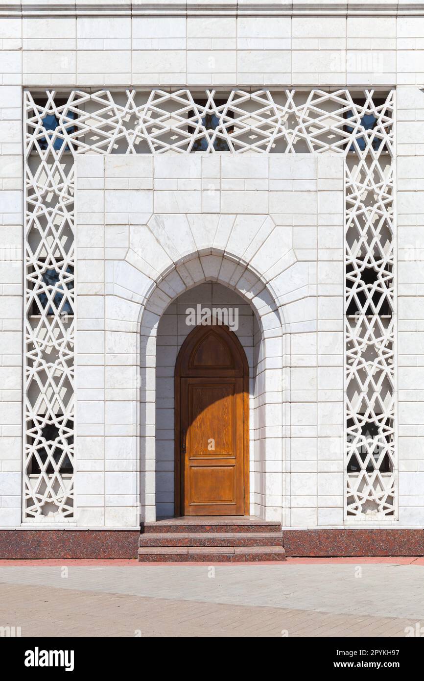 Porte en bois de la Mosquée blanche de la réserve du musée historique et architectural de l'État du Bolgar. District de Spassky, République du Tatarstan Banque D'Images