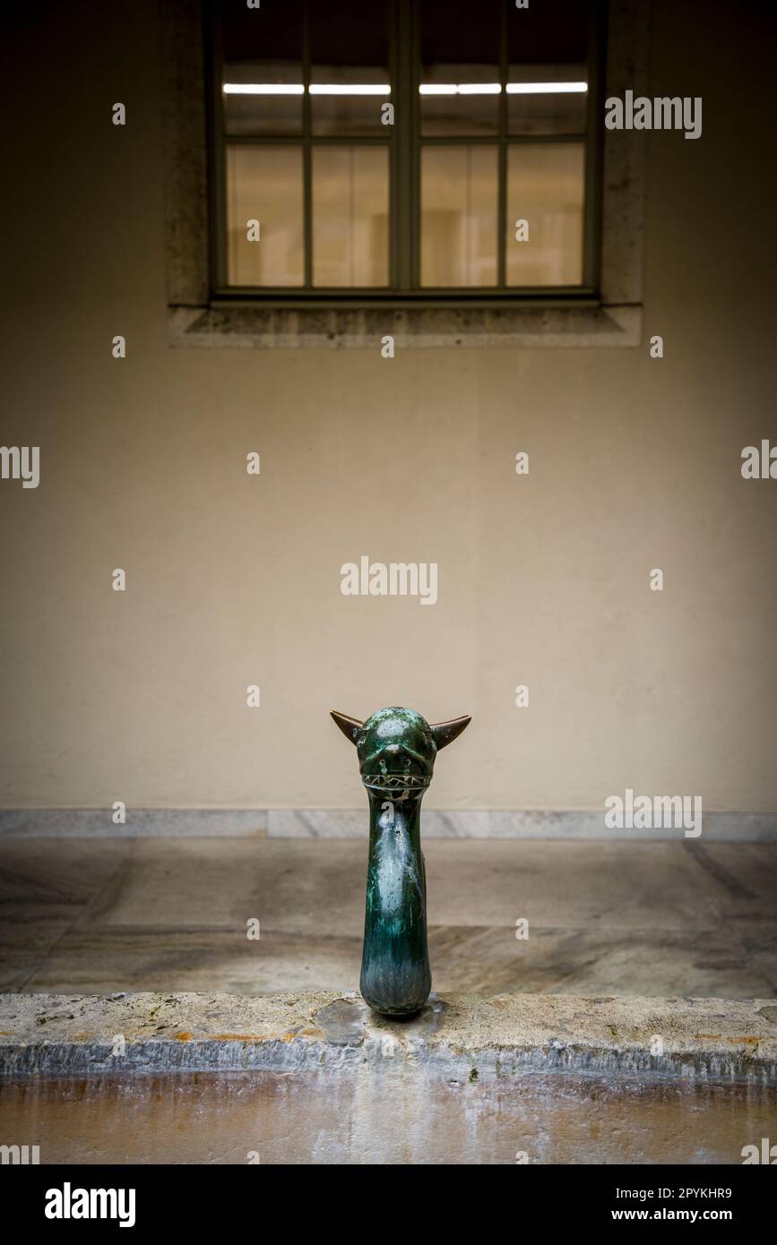 Sculpture de la fontaine dans l'Atrium du Kunstmuseum Bâle, Bâle, Suisse Banque D'Images