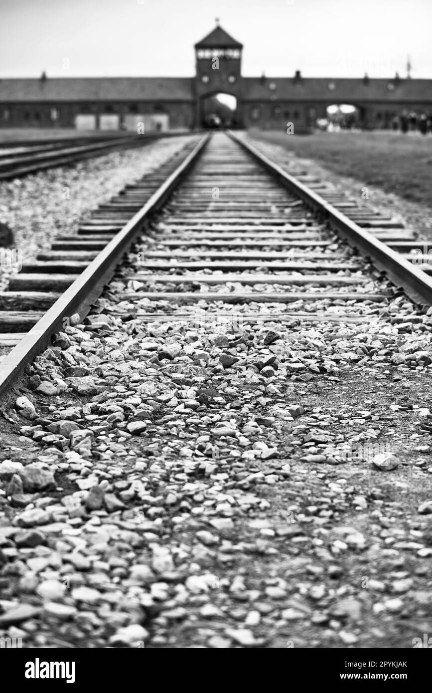 entrée ferroviaire au camp d'extermination à oświęcim, pologne. Photographie historique en noir et blanc Banque D'Images