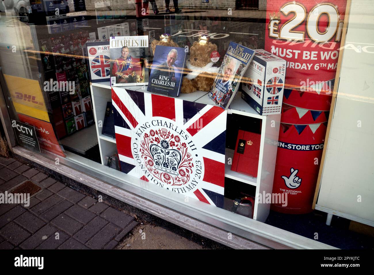 Vitrine King Charles III couronnement, magasin W. H. Smith, Warwick, Royaume-Uni Banque D'Images