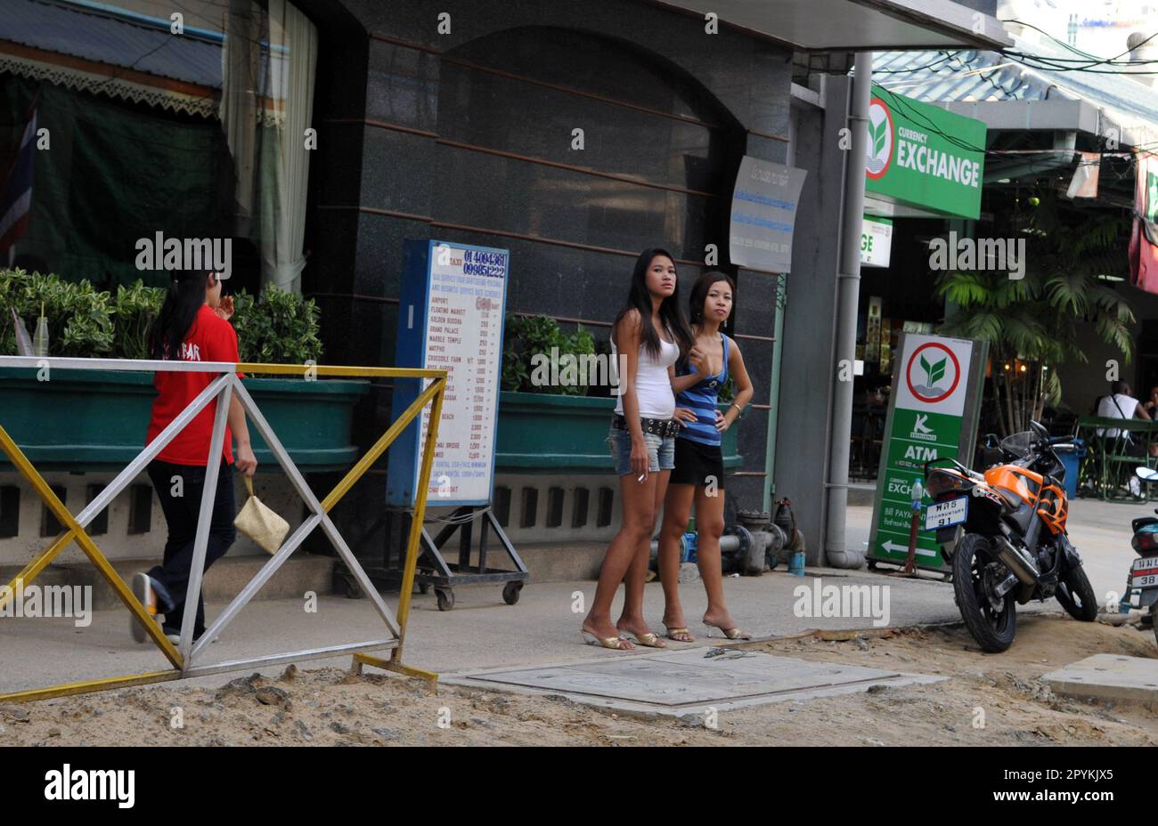 Jeunes femmes thaïlandaises sur soi 7, Sukhumvit Road, Bangkok, Thaïlande. Banque D'Images