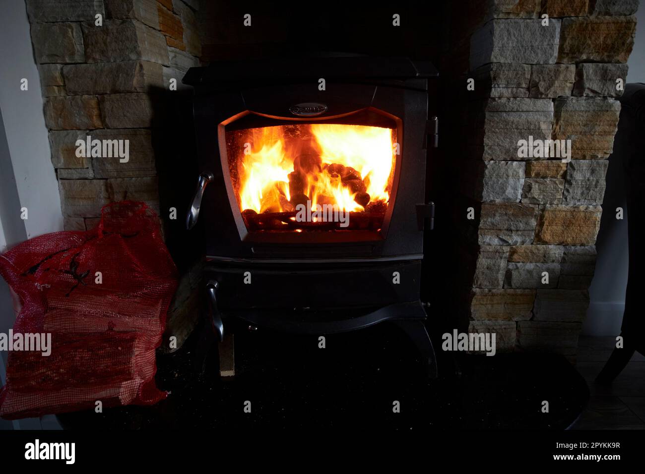 chauffage multi-combustible au bois et au charbon dans un chalet avec cheminée en pierre dans le comté de donegal république d'irlande Banque D'Images