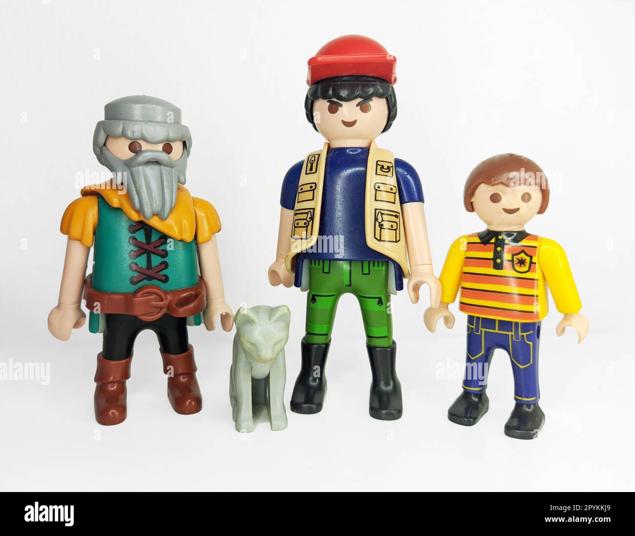 Les figurines de trois générations avec leur chien sur fond blanc Banque D'Images