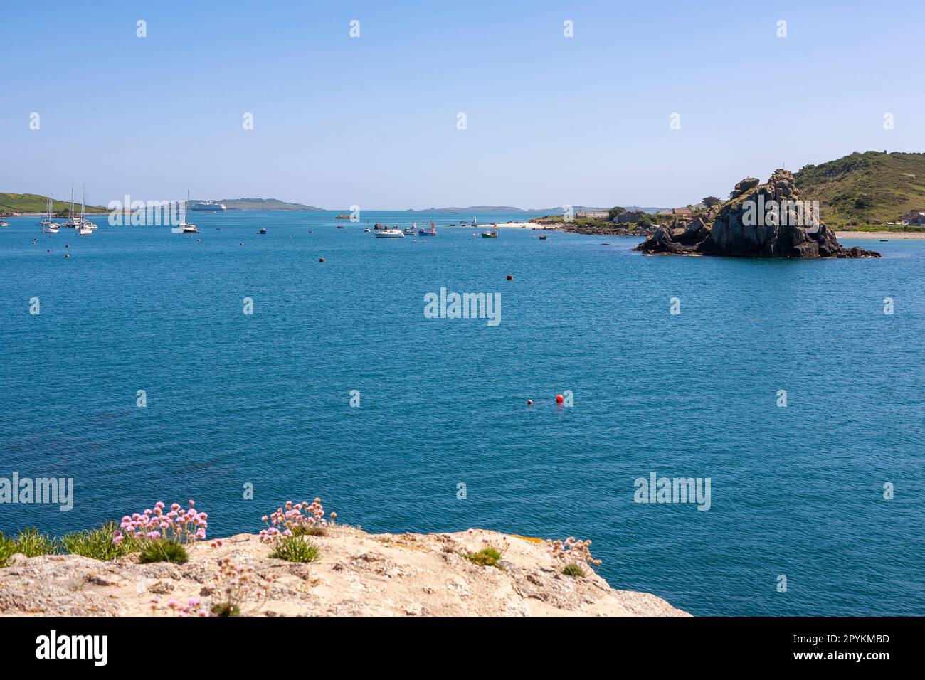 Vue sur le New Grimsby Sound depuis le château de Cromwell, Bryher sur la droite et Garrison sur St. Mary's à l'extrême: Tresco, Isles de Sfil Banque D'Images