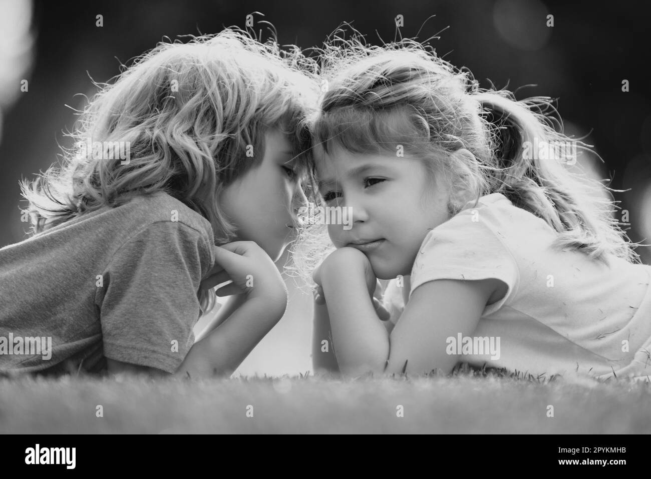 Petit garçon et fille amoureux. Enfants gais jouant sur le parc à l'extérieur. Portrait d'été d'enfants heureux et mignons. Un enfant charmant, les premiers enfants adorent. Heureux Banque D'Images