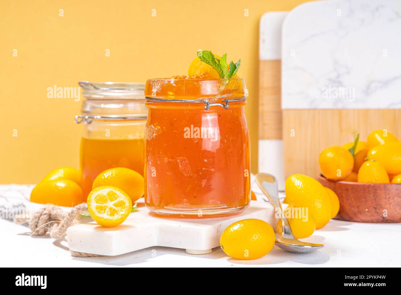 Confiture de kumquat, confiture d'agrumes maison aux fruits tropicaux, avec kumquat frais sur une table en marbre blanc Banque D'Images