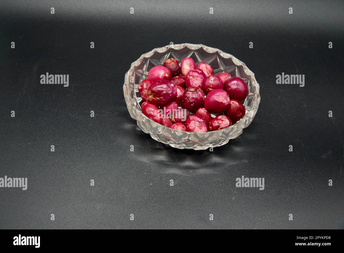 Syzygium smithii communément connu sous le nom de baies Lilly Pilly dans un bol en cristal Banque D'Images