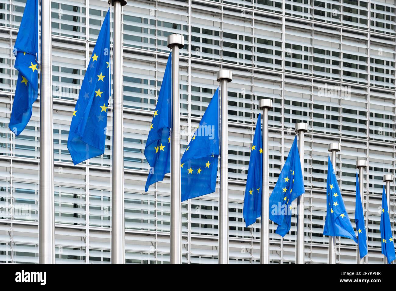 Drapeaux de l'UE en face de Berlaymont, siège de la Commission européenne, sur la Rue de la Loi par le Rond-point Schuman / rond-point Schuman ( Banque D'Images