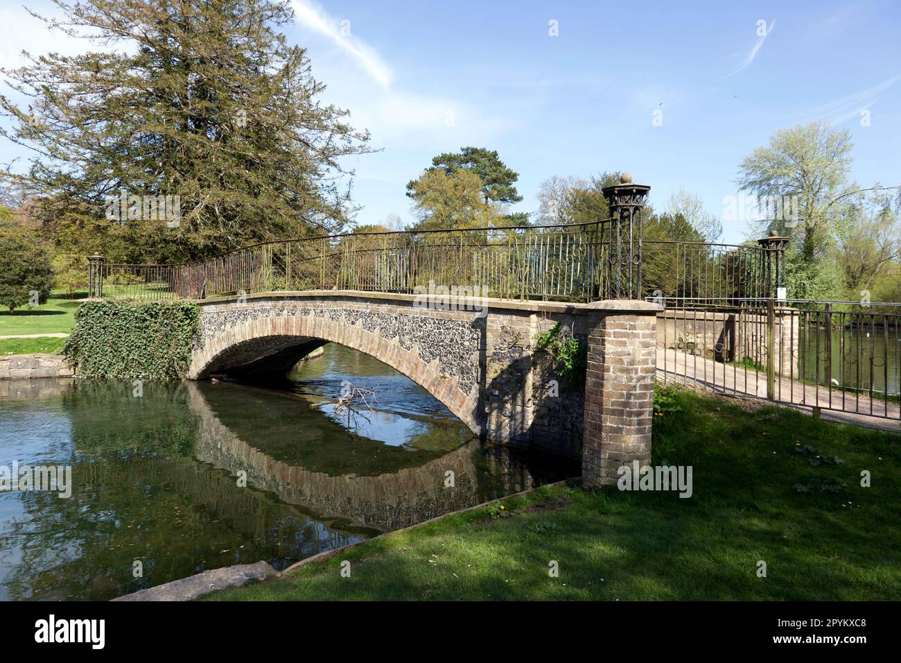 Pont ornemental au-dessus du lac à Kearsney Abbey Park, Temple Ewell, Douvres, Kent, Banque D'Images