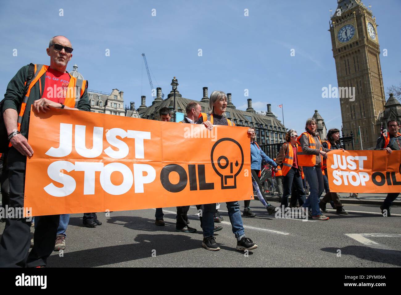 Londres, Royaume-Uni 3 mai 2023. Il suffit d'arrêter les manifestants du pétrole ralentissent la marche à Westminster dans le centre de Londres lorsque le projet de loi sur l'ordre public entre en vigueur. Les manifestants exigent que le gouvernement arrête de nouveaux projets pétroliers et gaziers. La loi de 2023 sur l'ordre public confère à la police de plus grands pouvoirs pour sévir contre les manifestants. Credit: Dinendra Haria/Alay Live News Banque D'Images