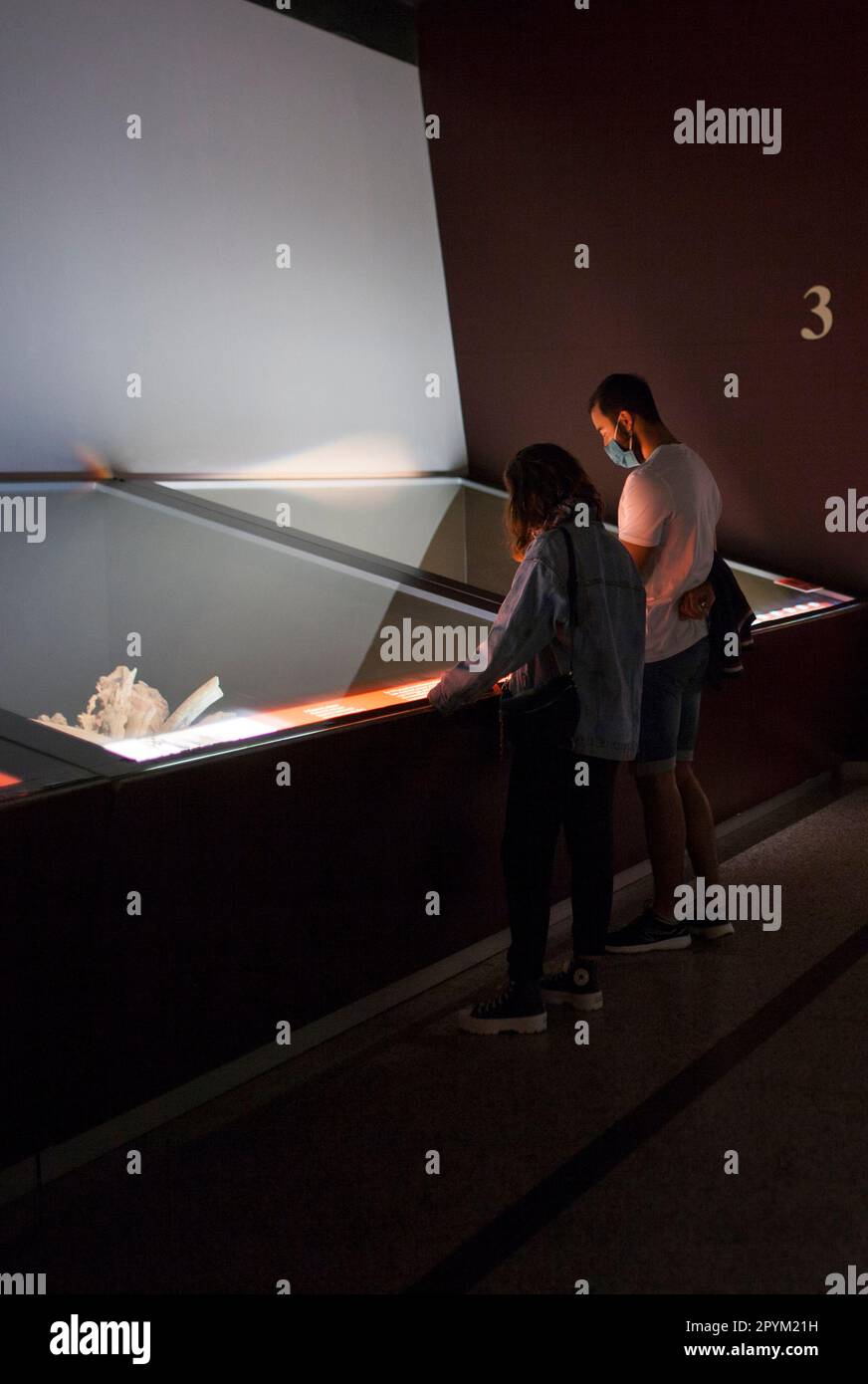 Alcala de Henares, Espagne - 10th octobre 2020 : visiteurs observant l'exposition au Musée archéologique national de Madrid. Muse archéologique régional Banque D'Images