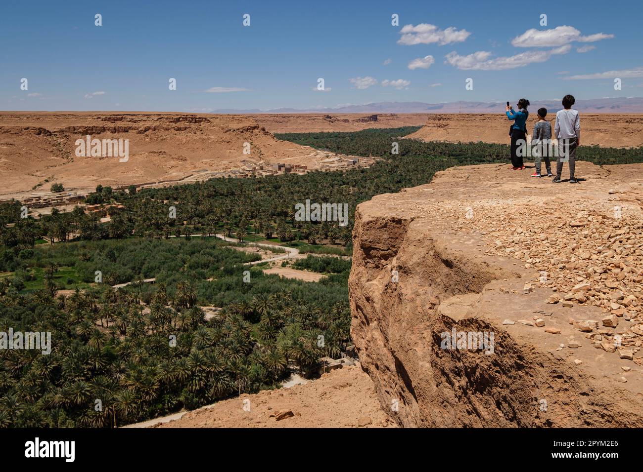 Famille photographiant la palmeraie de Tafilalet, vallée de la rivière Ziz, Maroc, Afrique Banque D'Images