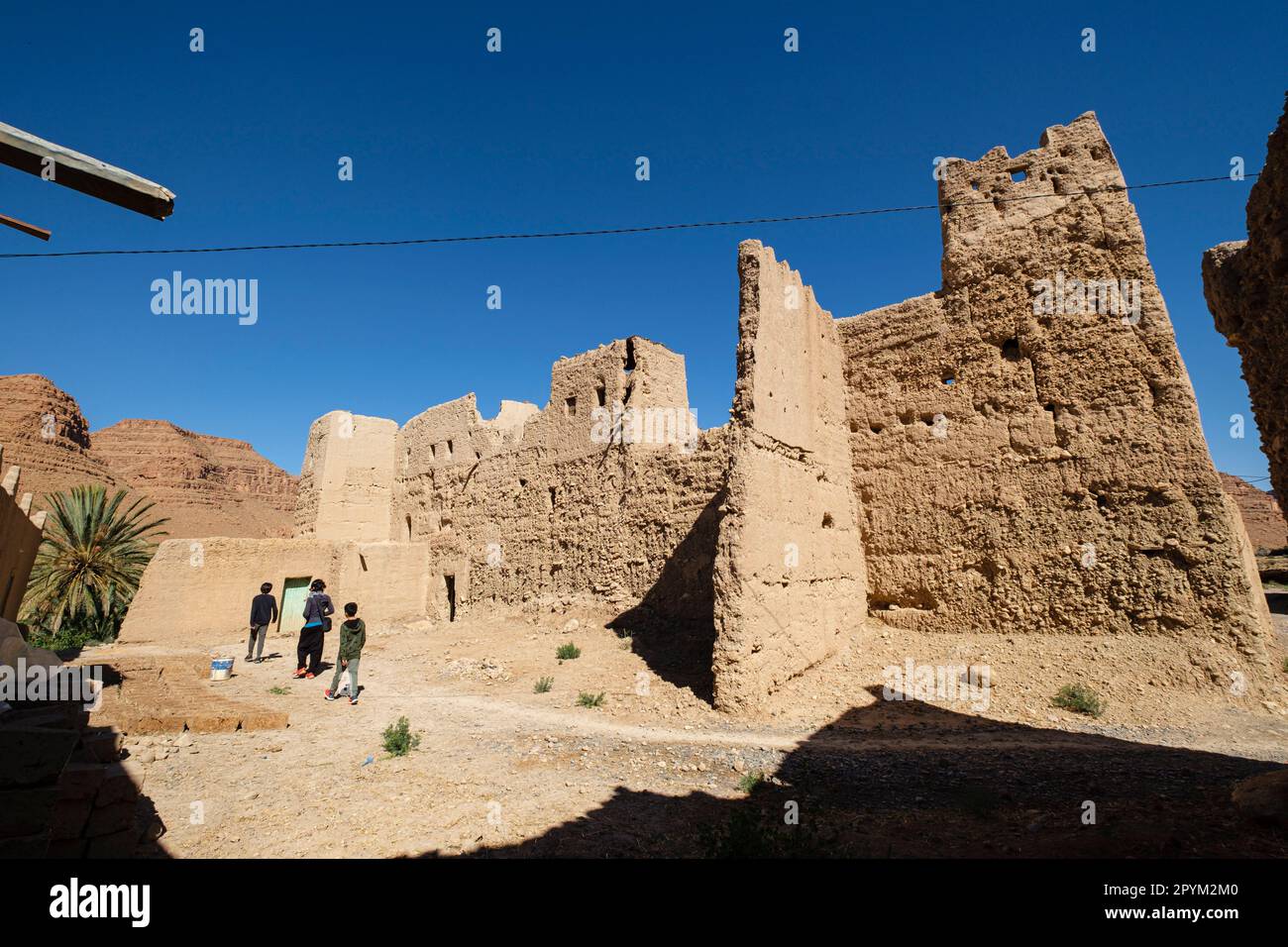 Architecture de boue et d'adobe, kasbah Ifri, vallée de la rivière Ziz, montagnes de l'Atlas, Maroc, Afrique Banque D'Images