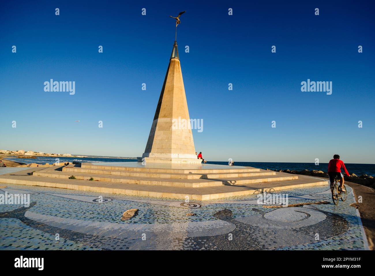 Cycliste à côté du monument, Paseo del Molinar, Palma, majorque, Iles baléares, espagne, europe Banque D'Images