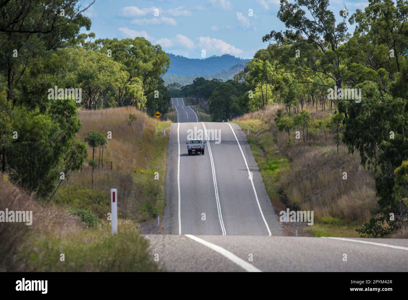 Un ute sur la Flinders Highway route 77 (Peter Delemothe Road) à Collinsville, Queensland, Australie Banque D'Images