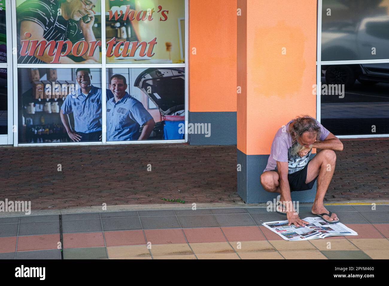 Lire un journal, Mareeba, Queensland, Australie Banque D'Images