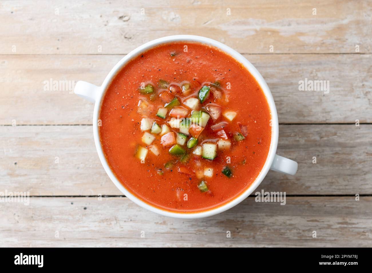 Soupe traditionnelle espagnole au gazpacho dans un bol sur une table en bois Banque D'Images