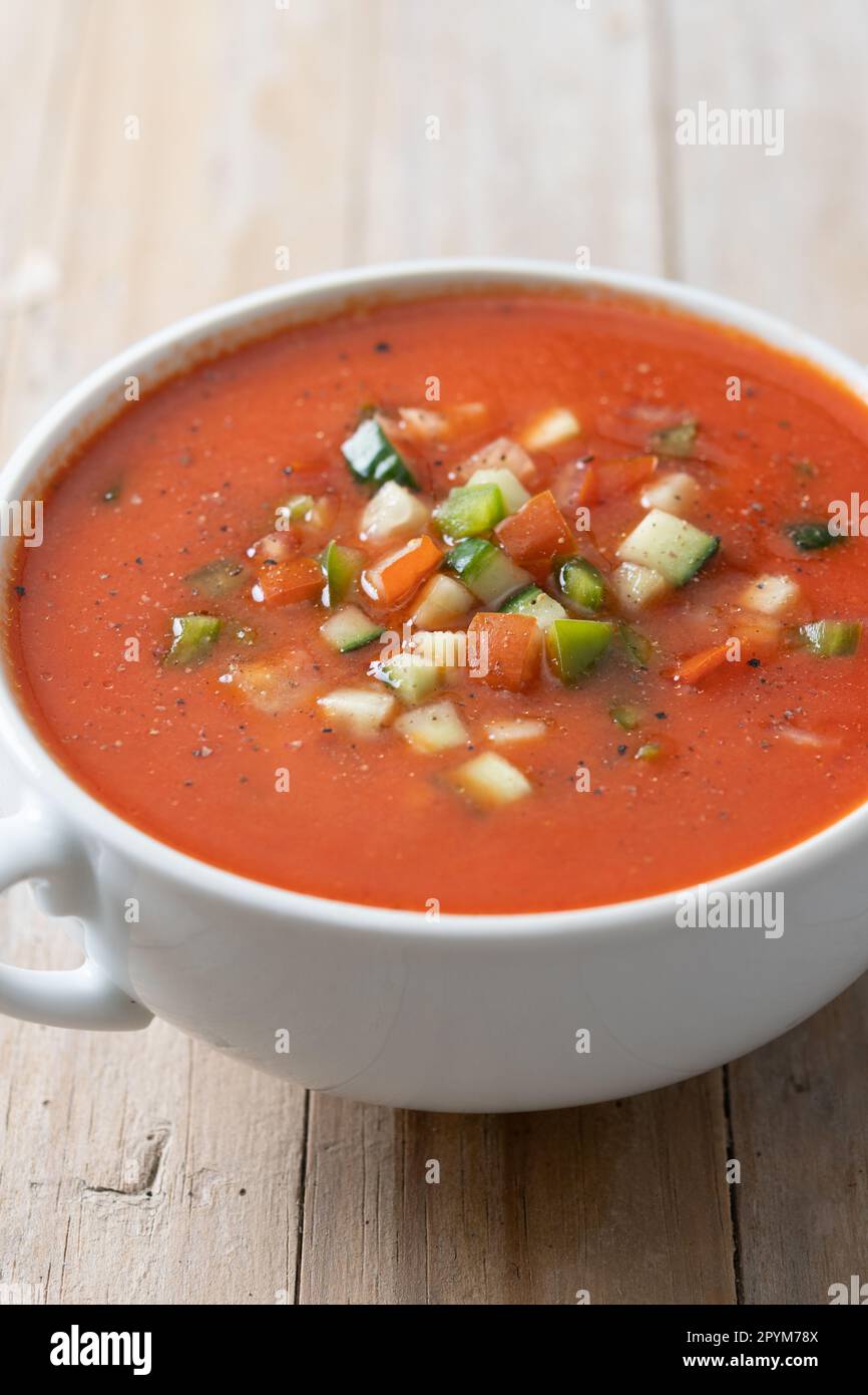 Soupe traditionnelle espagnole au gazpacho dans un bol sur une table en bois Banque D'Images