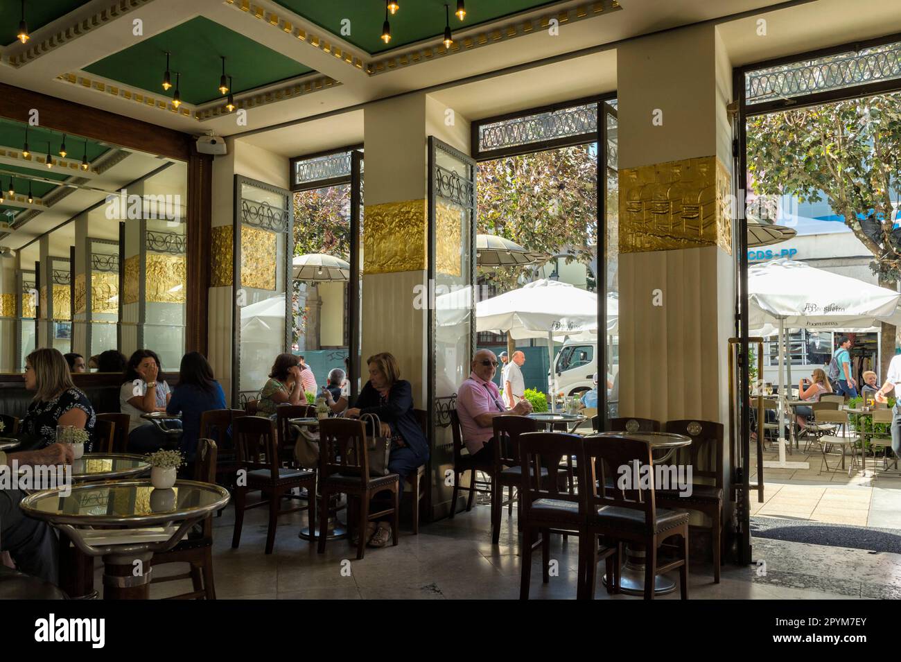 Célèbre café Brasileira, intérieur, Braga, Minho, Portugal Banque D'Images