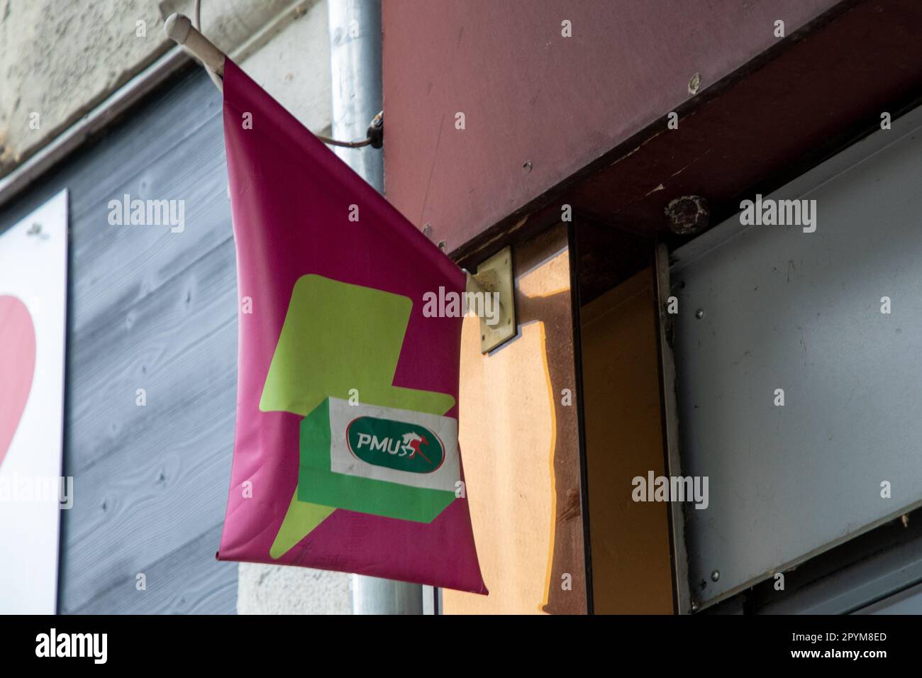 Bordeaux , Aquitaine France - 04 20 2023 : logo PMU marque et cheval texte signe sur publicité drapeau façade avant magasin de paris français sport organisa Banque D'Images