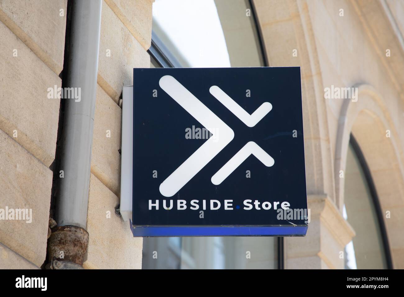 lyon , aura France - 04 24 2023 : logo hubside.store marque et texte signe du magasin de téléphone pour réparer le dépannage pour tablette cellulaire et smartphone Banque D'Images