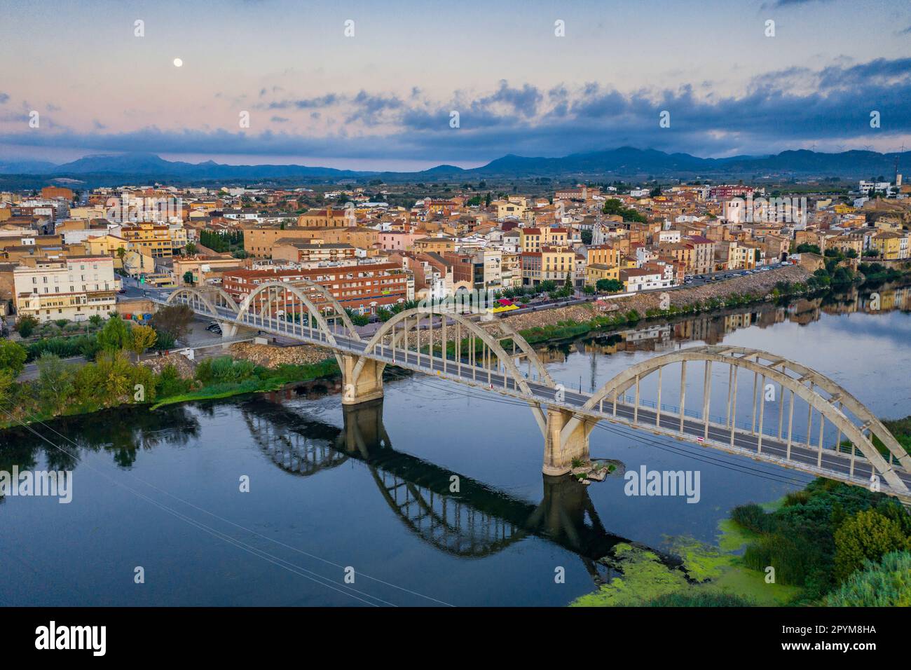 Vue aérienne de la ville de Móra d'Ebre et de l'Ebre au lever du soleil (Ribera d'Ebre, Tarragone, Catalogne, Espagne) Banque D'Images