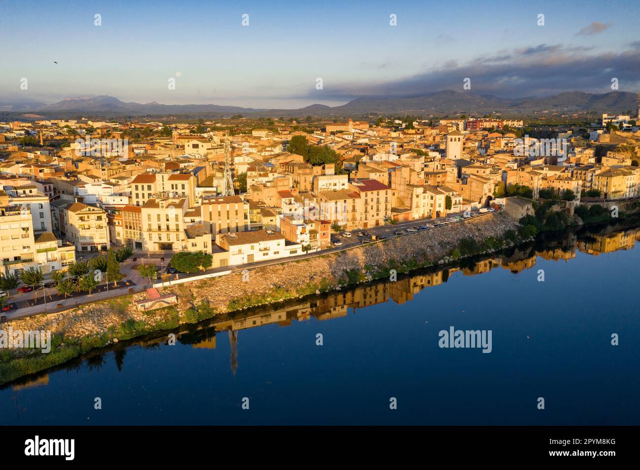 Vue aérienne de la ville de Móra d'Ebre et de l'Ebre au lever du soleil (Ribera d'Ebre, Tarragone, Catalogne, Espagne) Banque D'Images