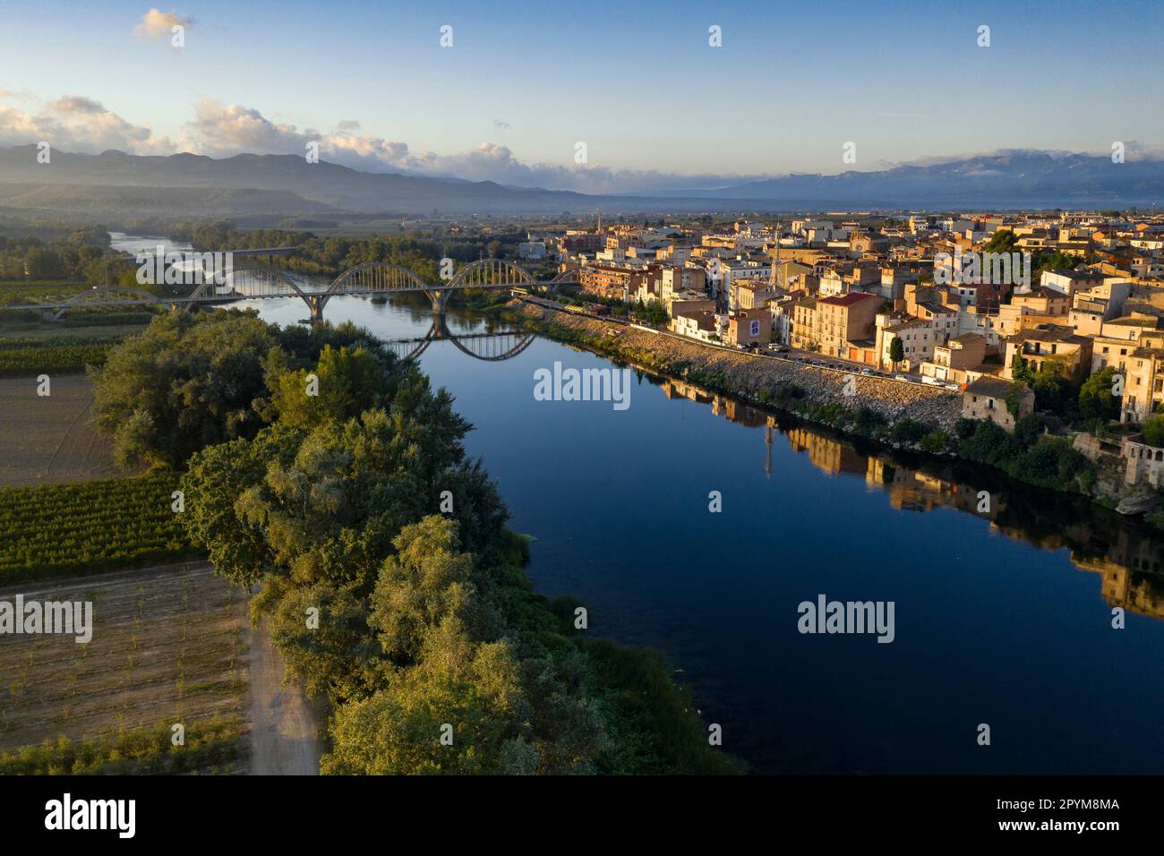 Vue aérienne de la ville de Móra d'Ebre et de l'Ebre au lever du soleil (Ribera d'Ebre, Tarragone, Catalogne, Espagne) Banque D'Images