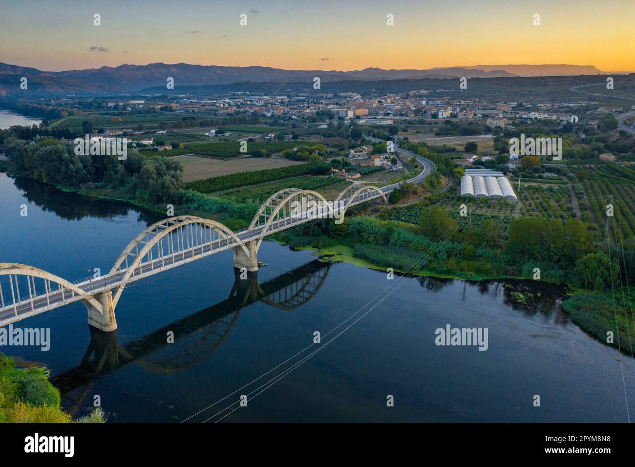 Vue aérienne de la ville de Móra la Nova au lever du soleil (Ribera d'Ebre, Tarragone, Catalogne, Espagne) ESP: Vista aérea de la Ciudad de Móra la Nova Banque D'Images