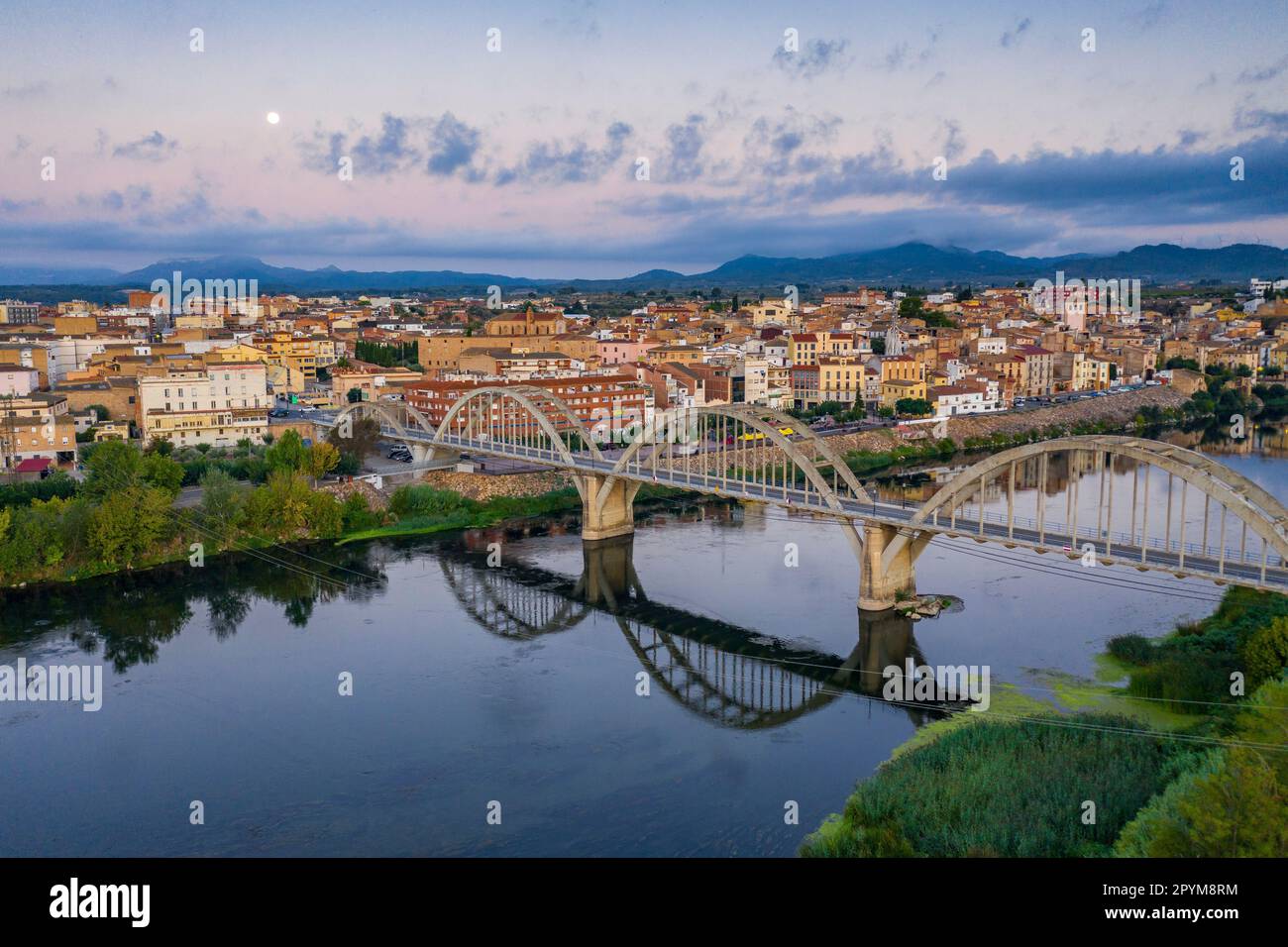 Vue aérienne de la ville de Móra d'Ebre et de l'Ebre au lever du soleil (Ribera d'Ebre, Tarragone, Catalogne, Espagne) Banque D'Images