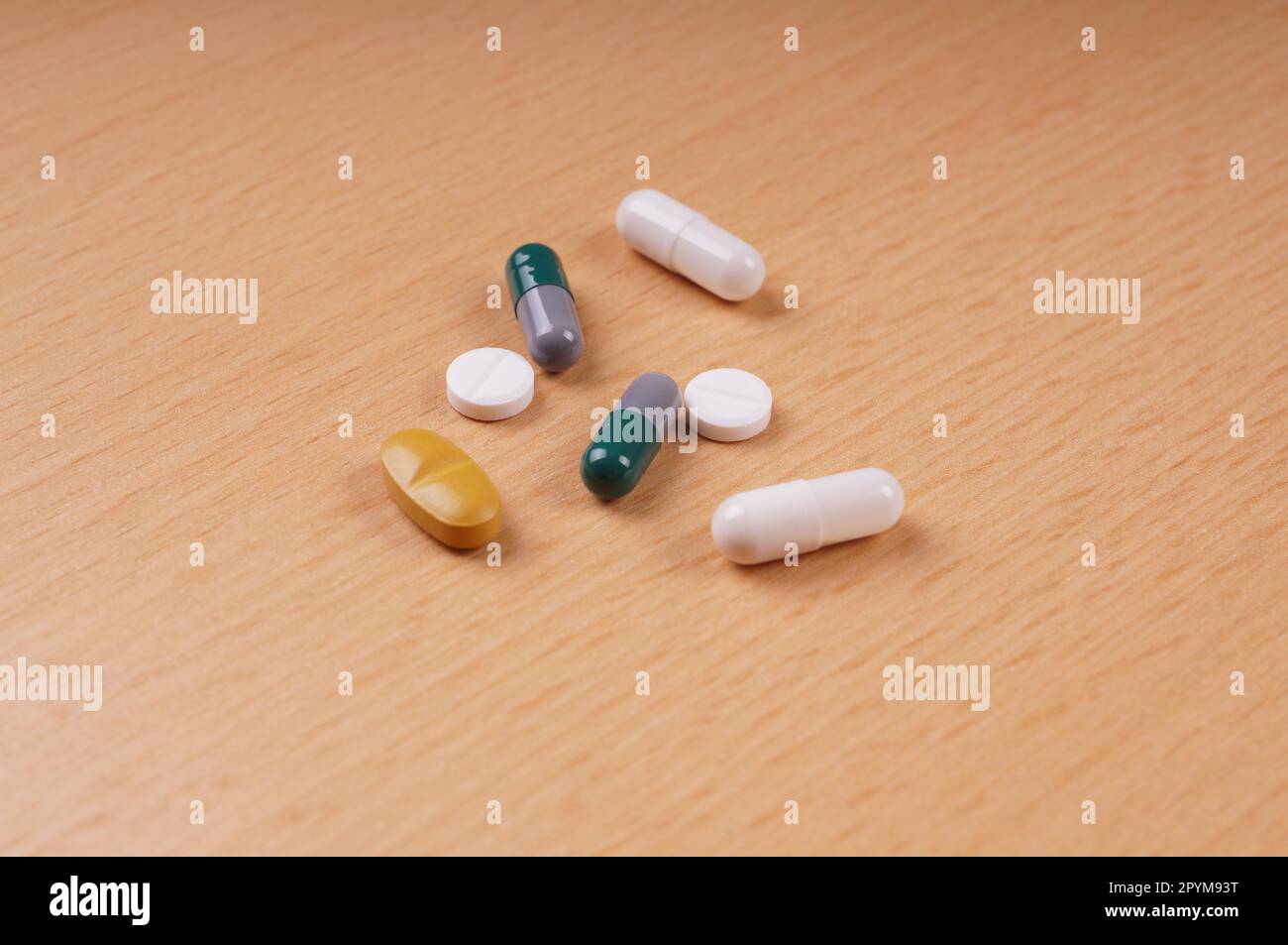 Différentes tablettes et comprimés sur une table Banque D'Images