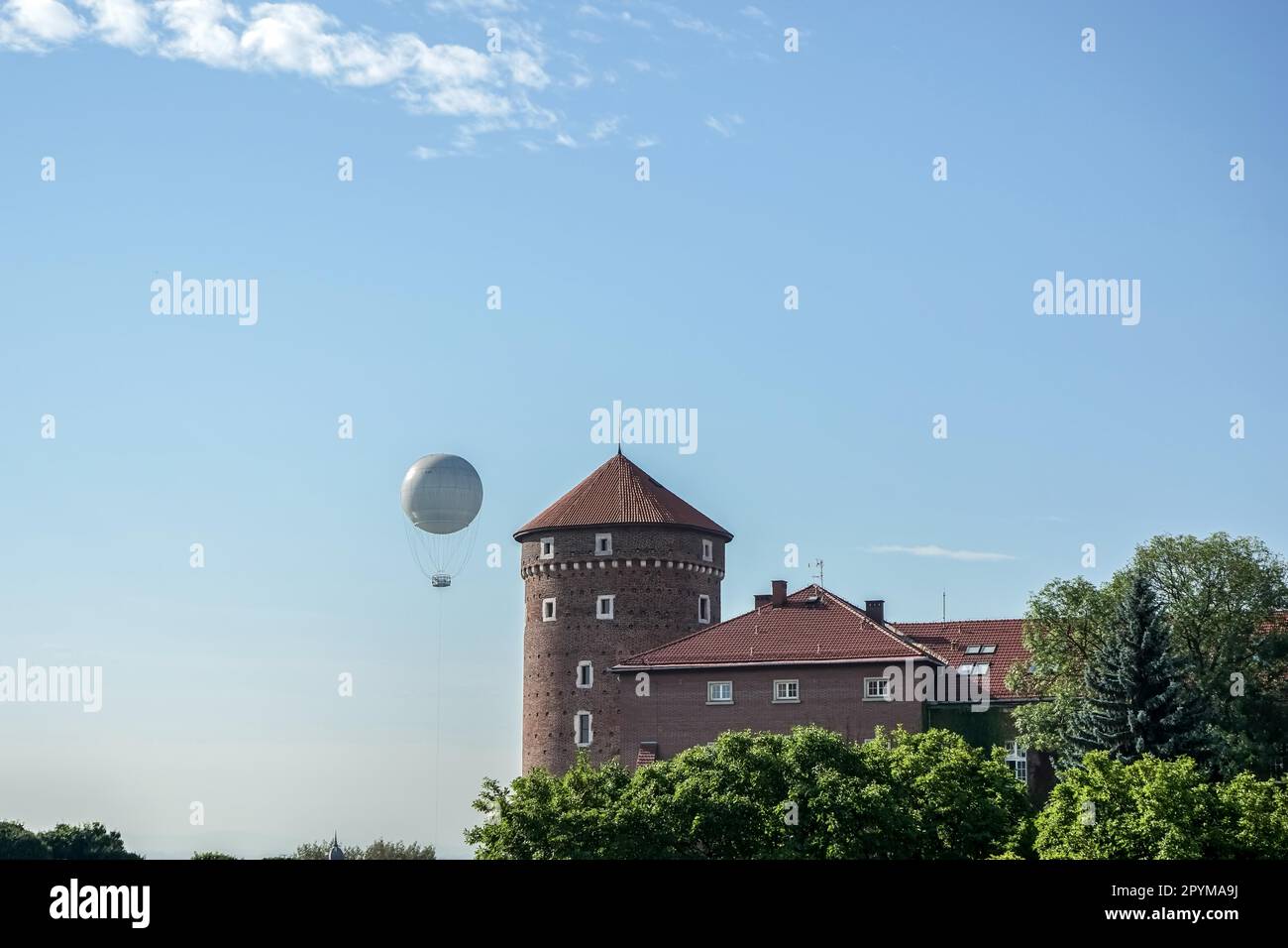 Montgolfière près du complexe du château de Wawel à Cracovie Banque D'Images