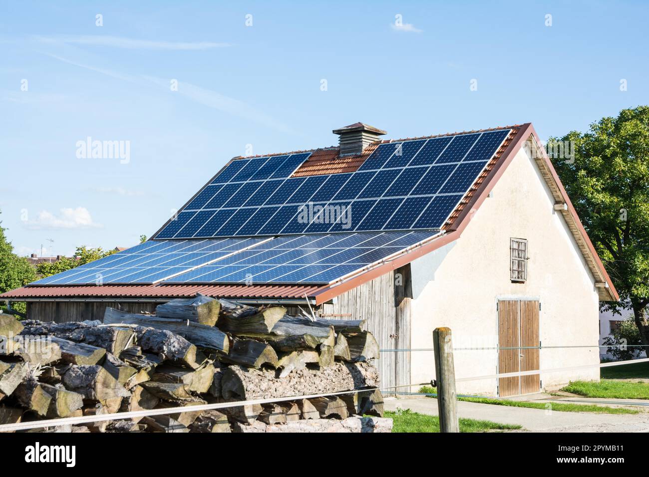 Bâtiment de ferme avec toit innovantes pour la création d'énergie alternative Banque D'Images