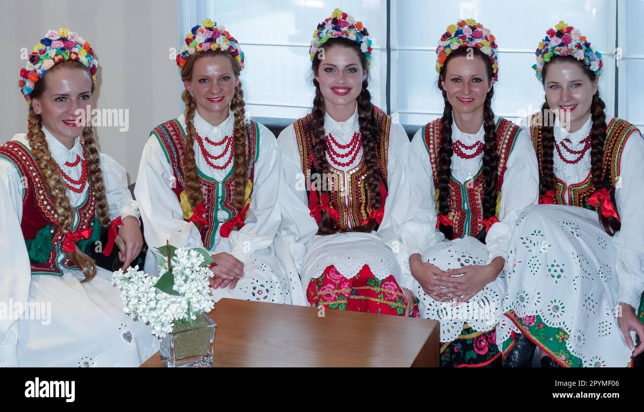 Groupe de YYYmg Dames en costume national polonais complet Banque D'Images