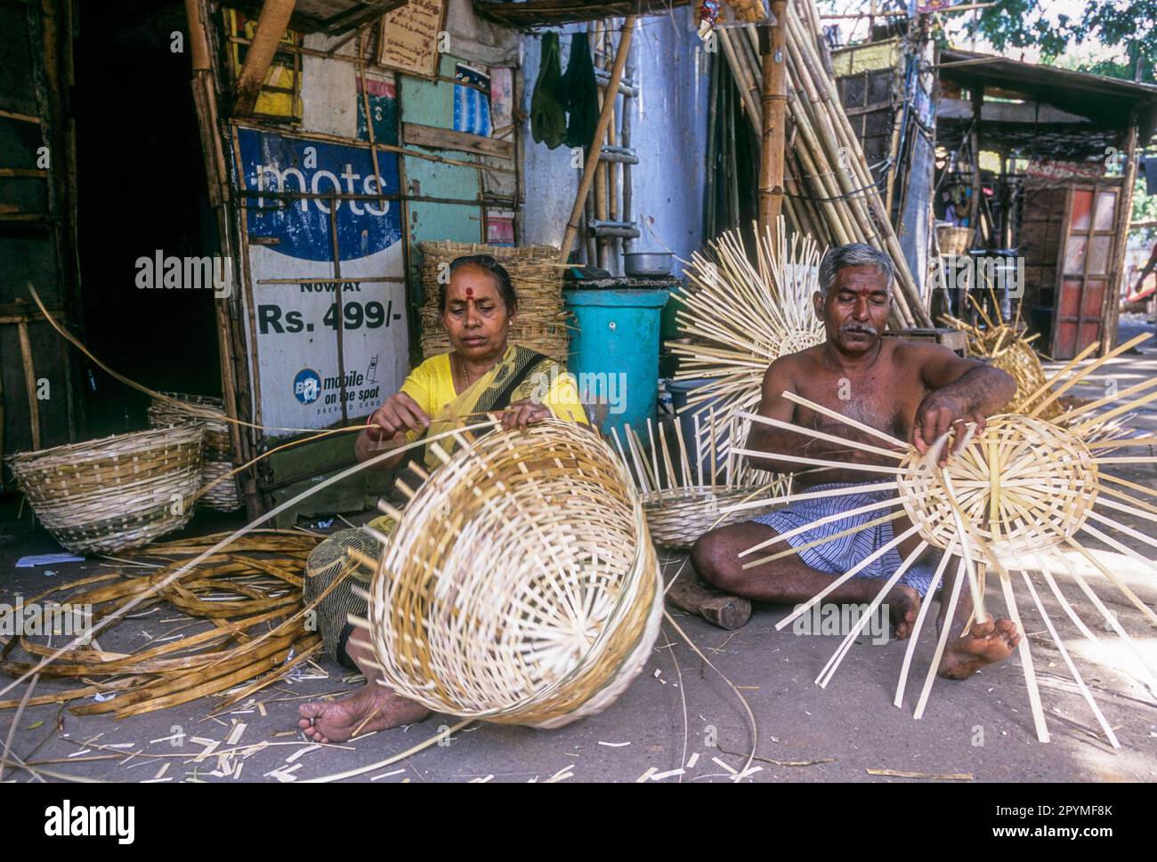 Corbeilles en bambou tissage à Coimbatore, Tamil Nadu, Inde du Sud, Inde, Asie Banque D'Images