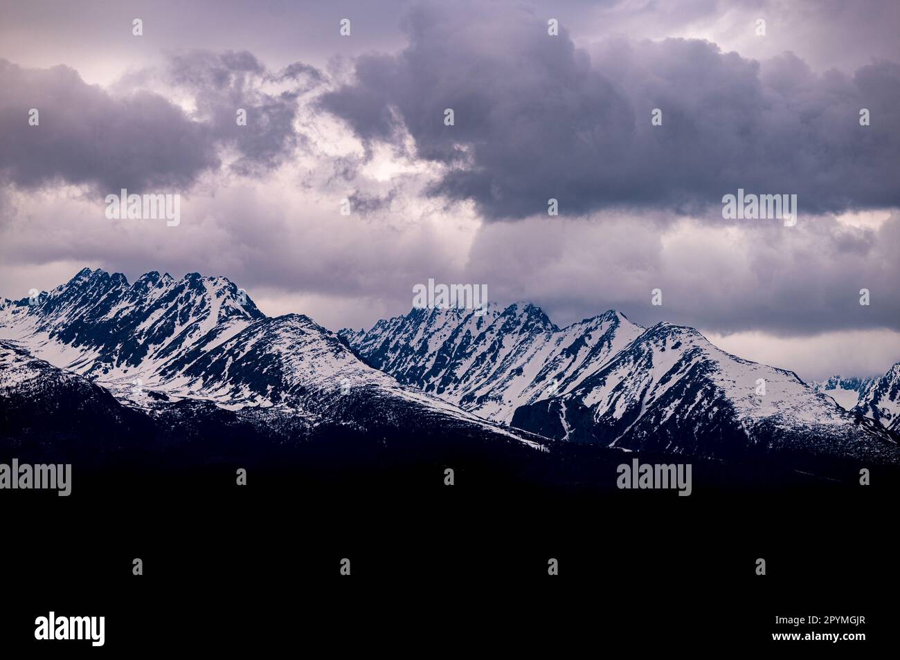 Paysage hivernal nuageux des montagnes Tatra, Slovaquie. Solisko et Satan Peaks. Banque D'Images