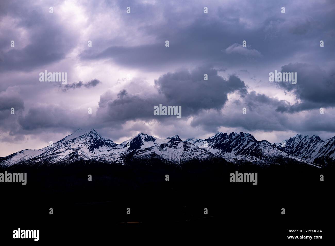 Paysage hivernal nuageux des montagnes Tatra, Slovaquie. Krivan, Solisko et Satan. Banque D'Images