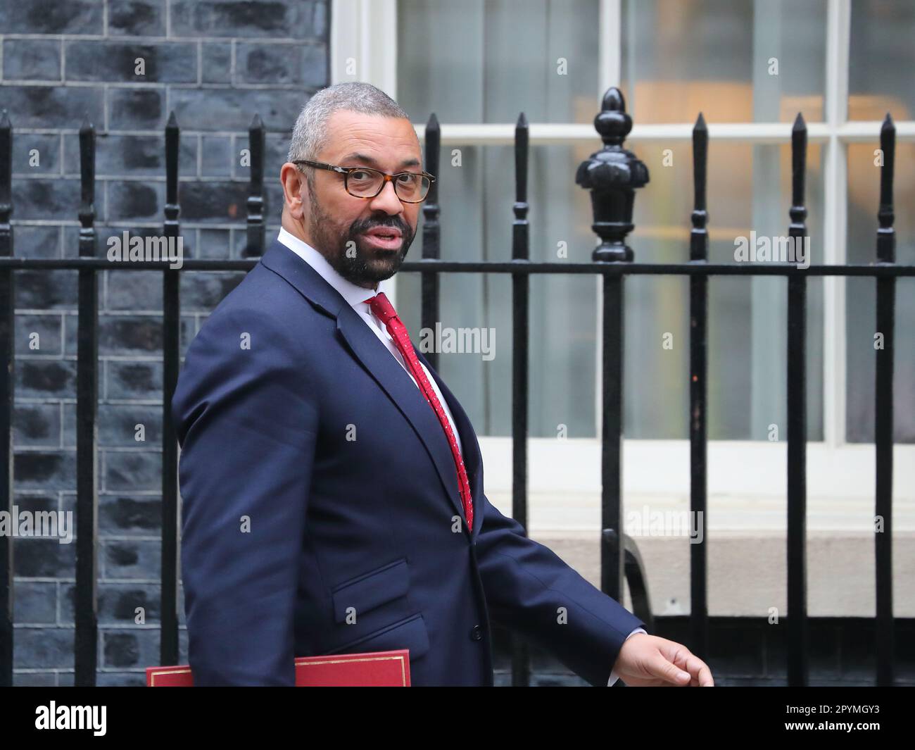 Londres, Royaume-Uni. 2nd mai 2023. James habilement, secrétaire d'État aux Affaires étrangères, du Commonwealth et du développement, arrive à la réunion du Cabinet Downing Street no 10. Banque D'Images