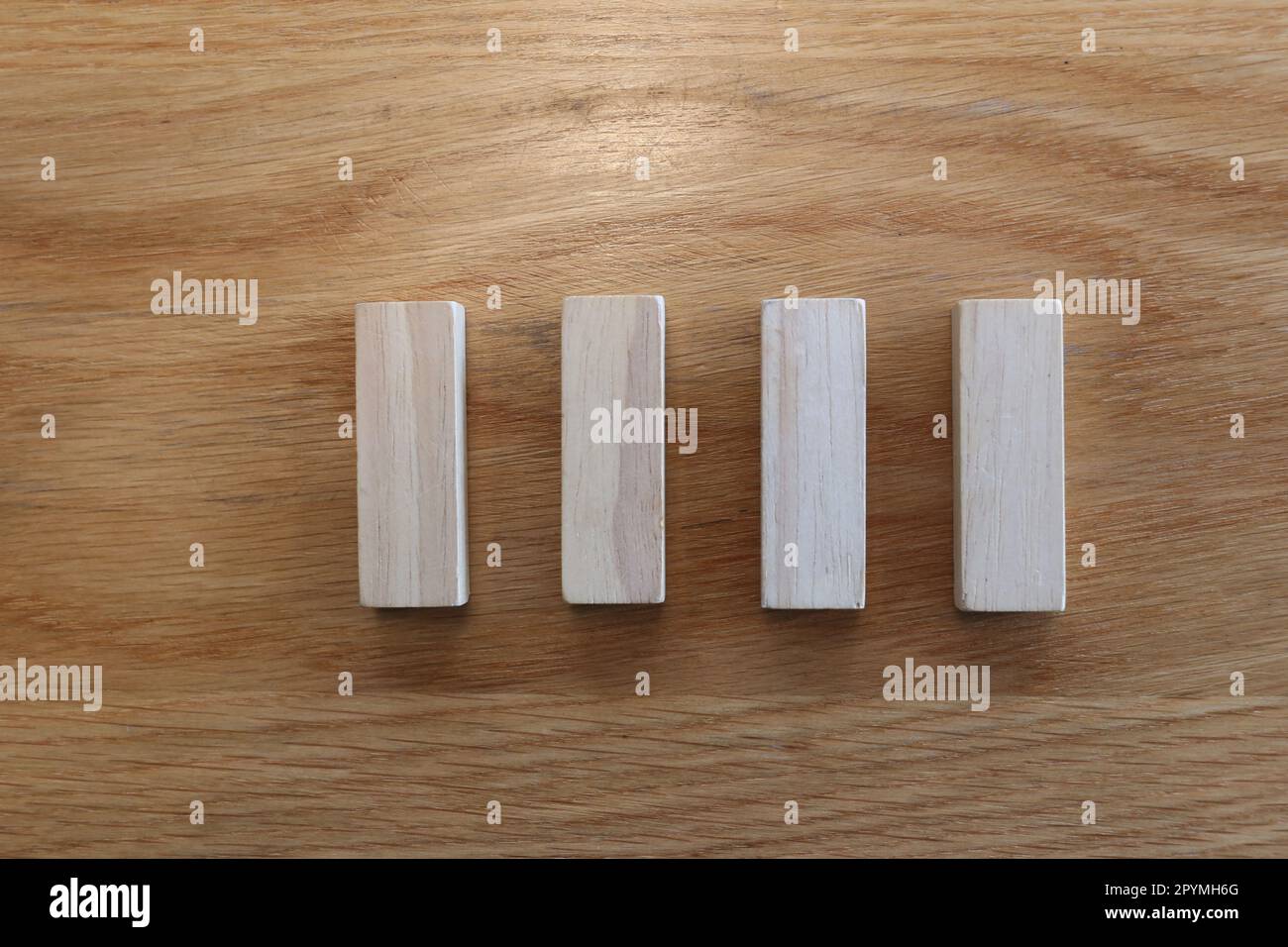 Quatre puzzles en bois disposés dans une rangée, Une idée d'affaires ou de jouet à mettre dans votre travail. Banque D'Images