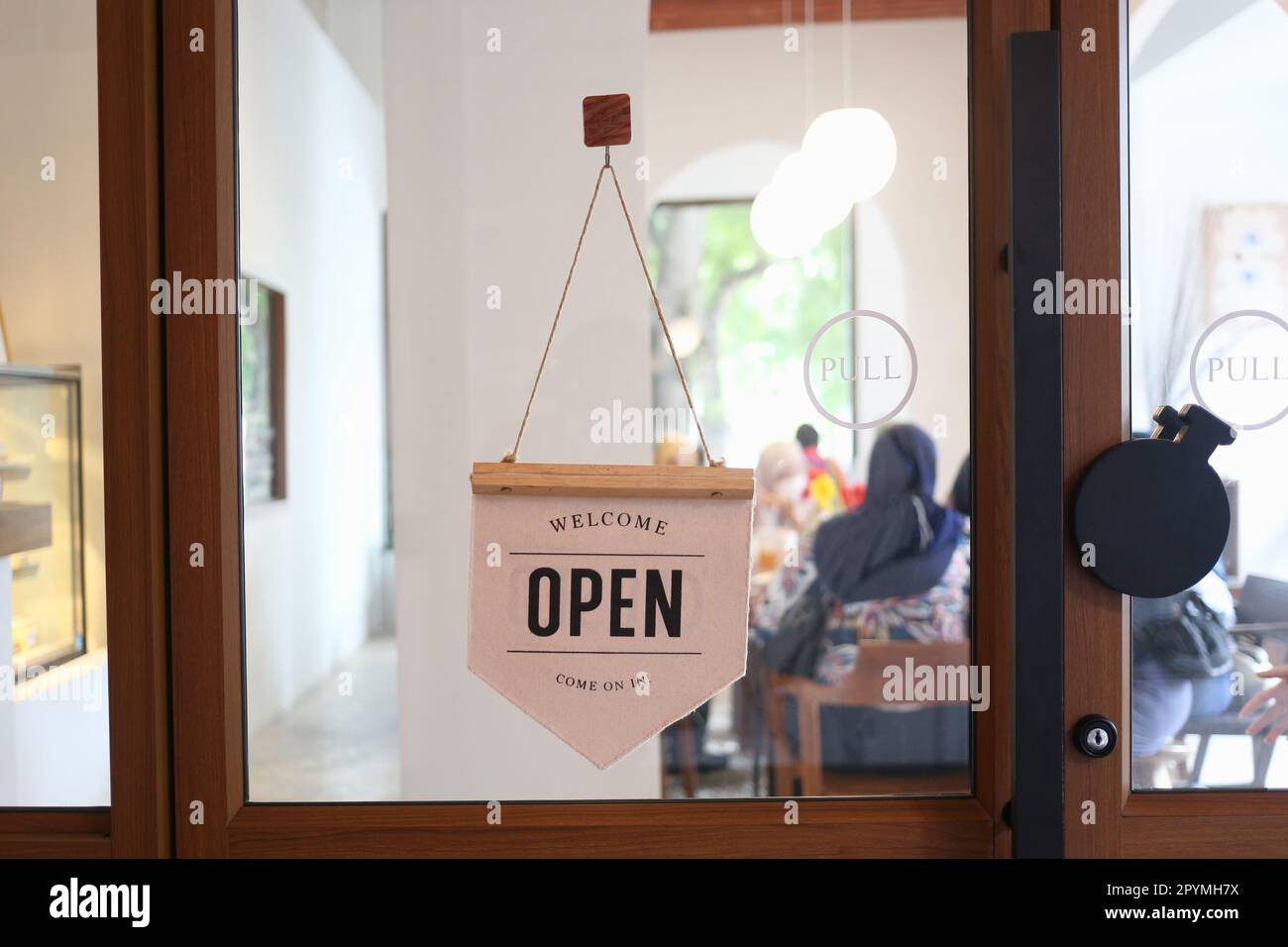 L'affiche du magasin indiquant qu'elle est ouverte, l'affiche du restaurant ouvert frappe sur la porte vitrée. Banque D'Images